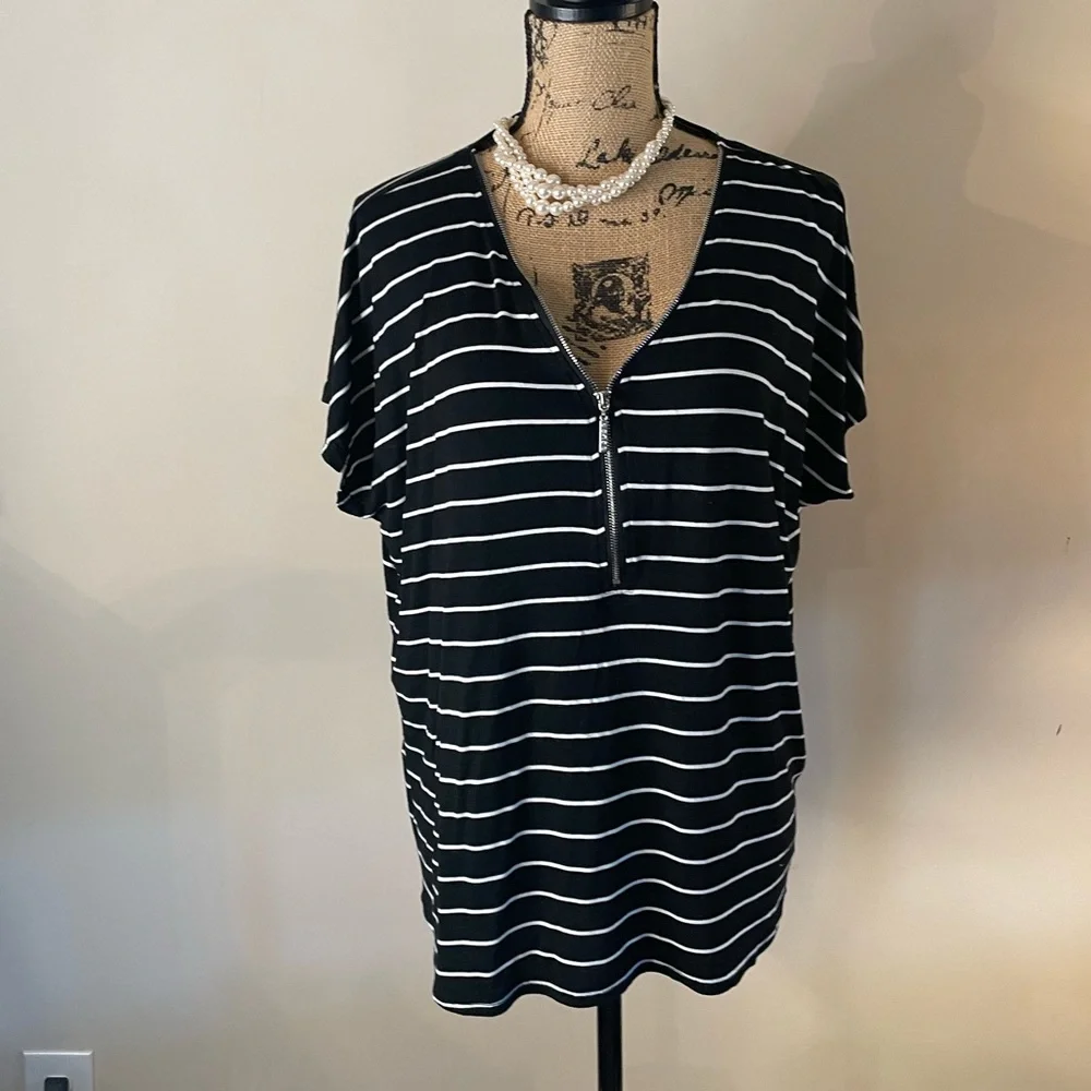 EUC Women’s RETROLOGY Black White Stripe Zipper Collar Top Sz L - Picture 1 of 4